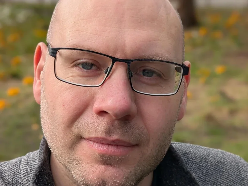 Steven MacKenzie selfie with grass behind him